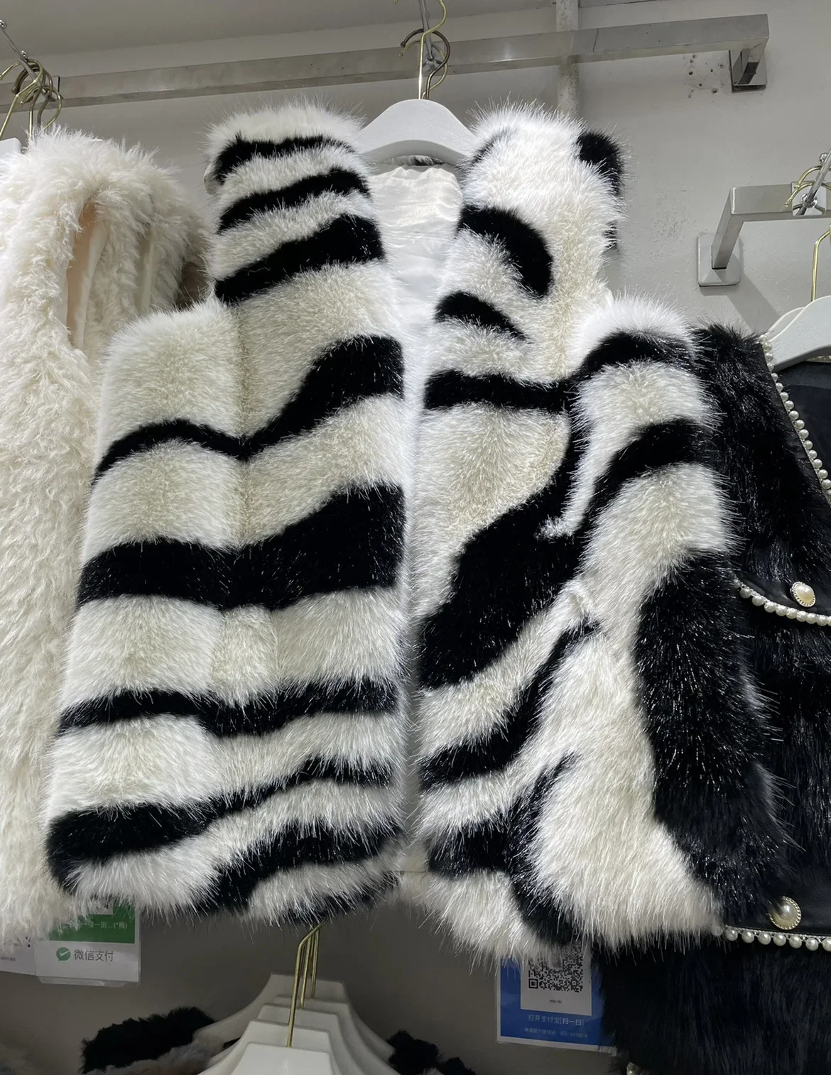 

Faux Fur Vest Female Autumn Winter Retro Zebra Pattern Mink Ox Fur Plush Sleeveless Coat for Women Winter Thick Warm Outerwear