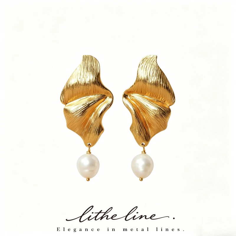 Pendientes de Hoja con Baño de Oro de 24K Litheline, Perla Barroca Texturizada a Mano, Pieza de Diseño, Joyería Artesanal de Lujo