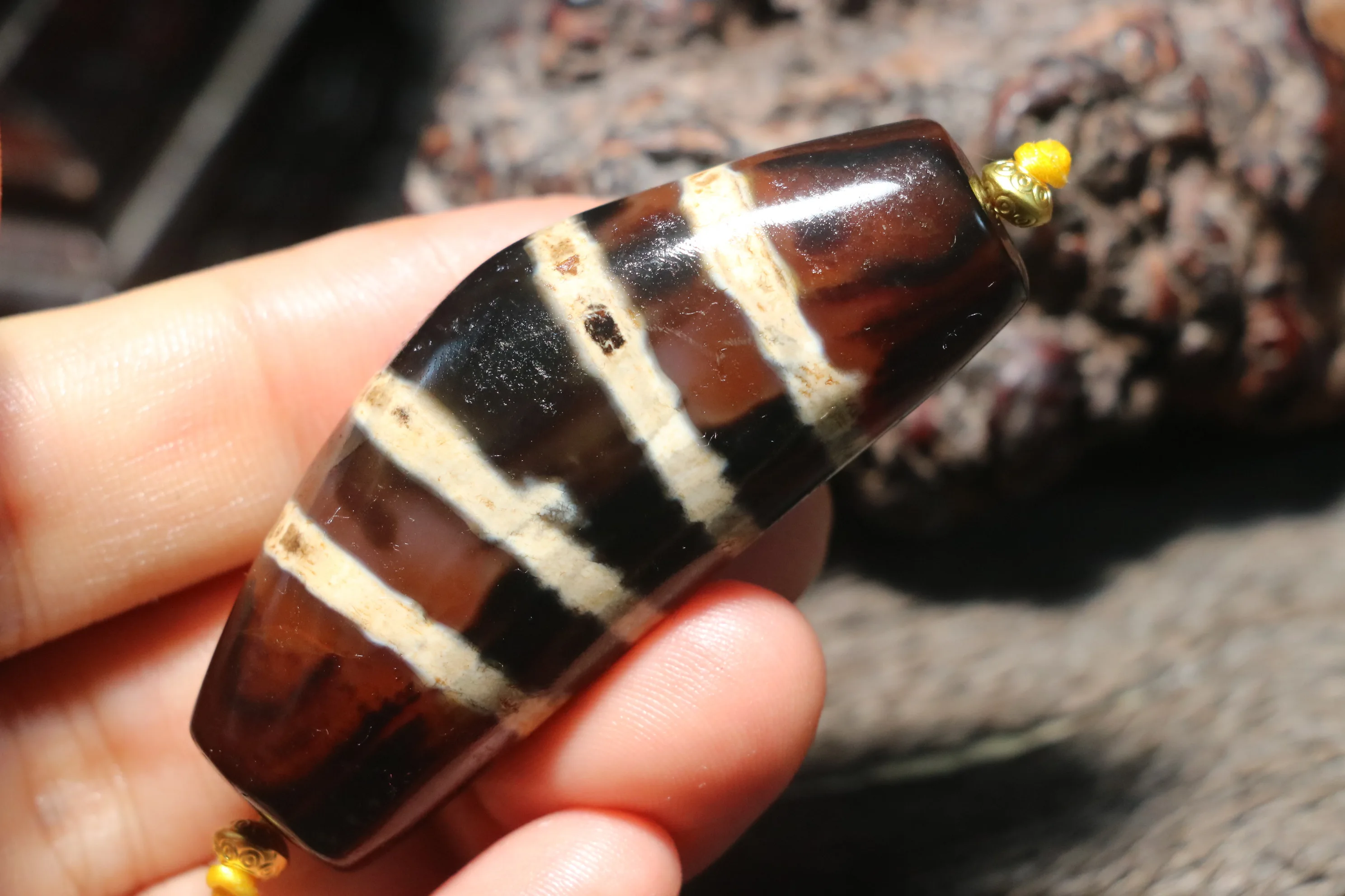 

Сокровище, энергия, тибетский старый агат, форма рога, темно-красный, 4-полосатый тотем, бусина дзи, амулет, большой кулон, Timestown UPD1210A