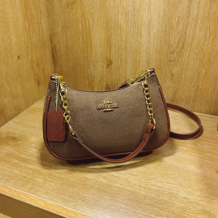 

Smooth Texture Diaper Bag Offers Nice Hand Feeling and Elegant Look in Daily Carrying