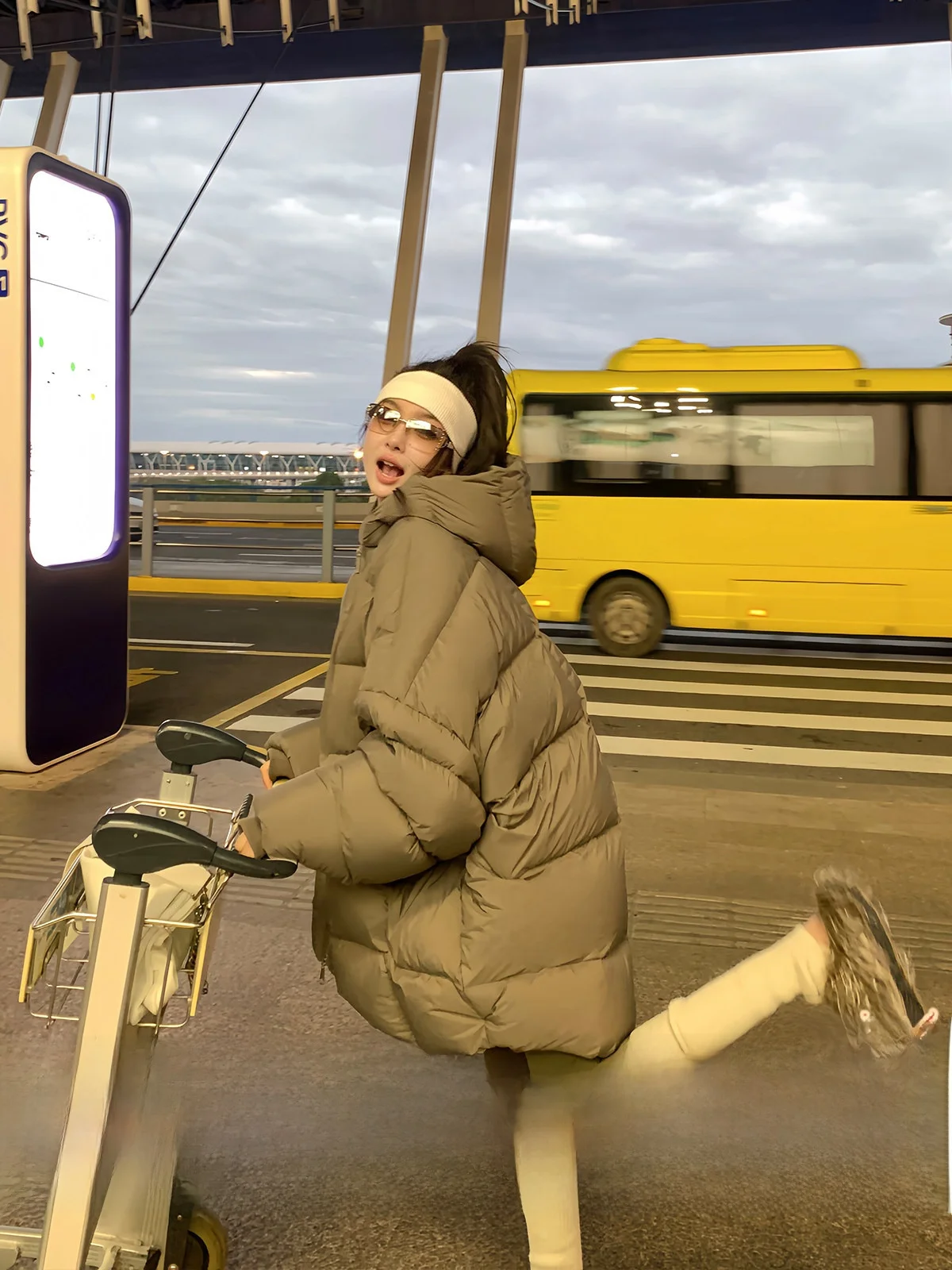 

Женское пуховое пальто с капюшоном, теплое, длинное, винтажное, прямого кроя, из нейлона (90% пуха), белое, зимнее, новое, свободного кроя