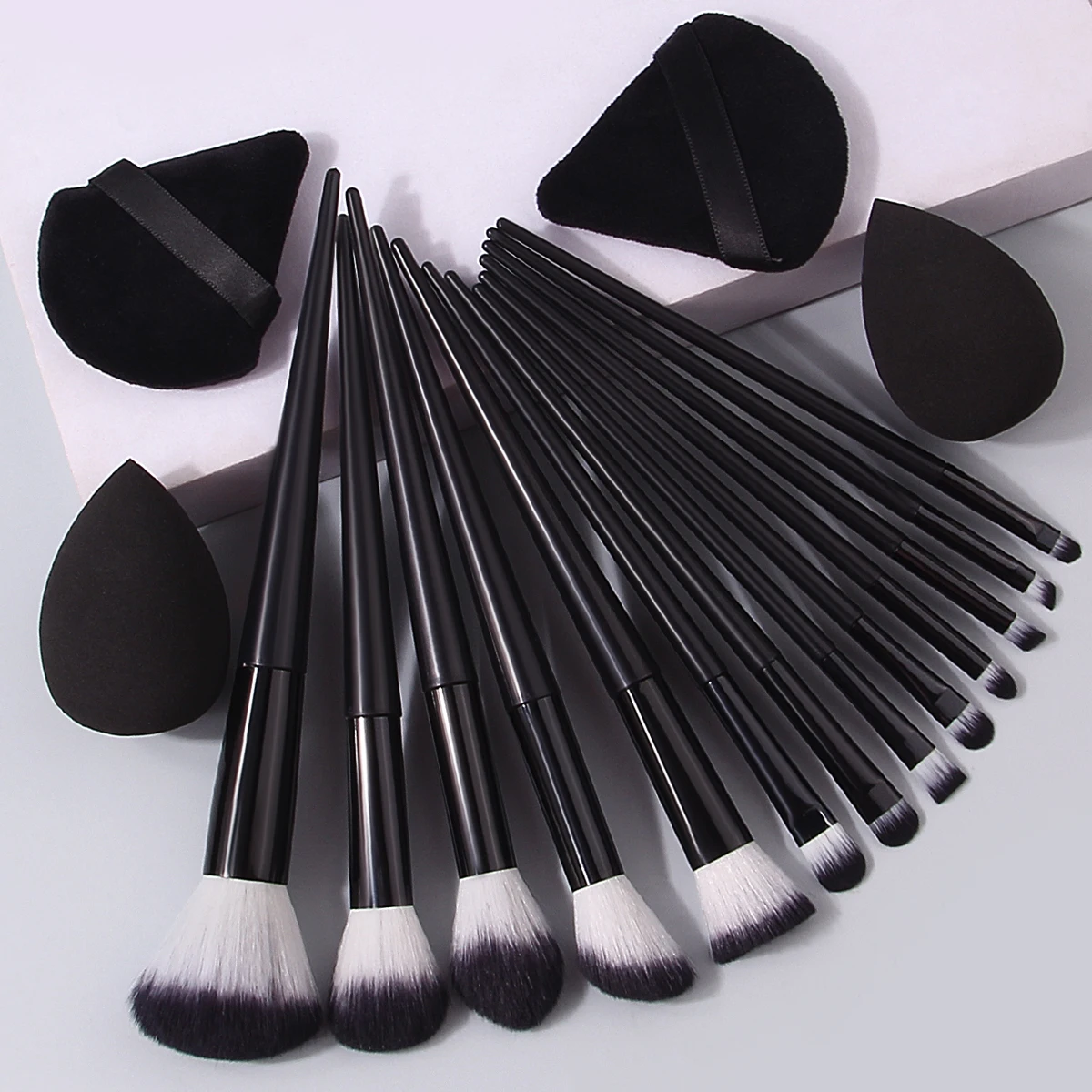 17PCS Makeup brush set: Blush, eyeshadow, concealer brush + Super soft triangular powder puff & water Drop beauty egg