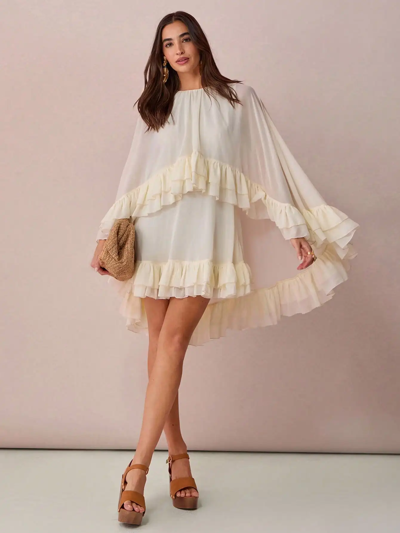 Romantisches Damen-Minikleid mit cremeweißem Cape und Rüschensaum, süß und elegant