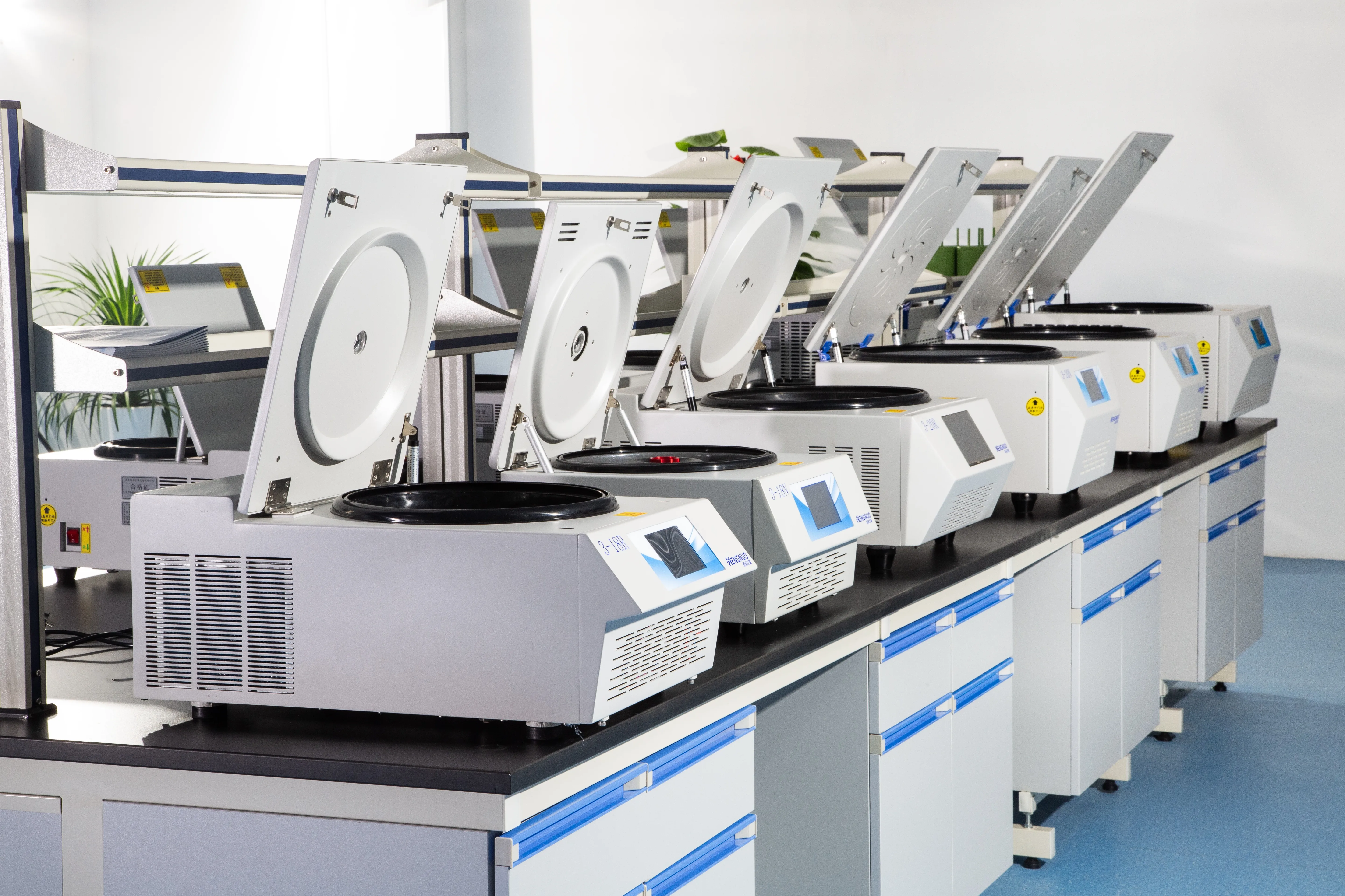 

Heng Nuo 4000rpm Tabletop Laboratory Centrifuge Low Speed 2-4N Capacity 6*50ml Angle Rotor Compatible