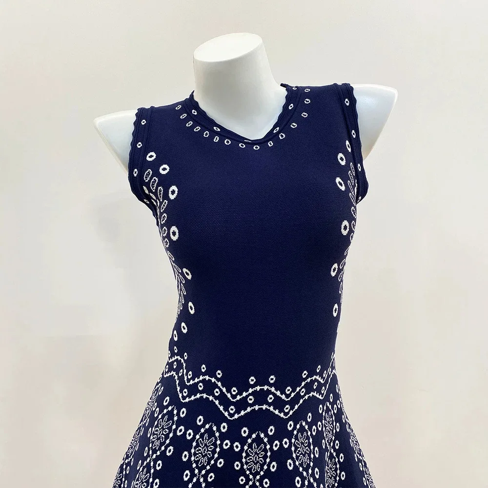 CHUJIE 2026 Summer New Arrival French Niche Design Knitted Color-block Jacquard Sleeveless Crew Neck Waist-tight Knitted Dress - Image 3