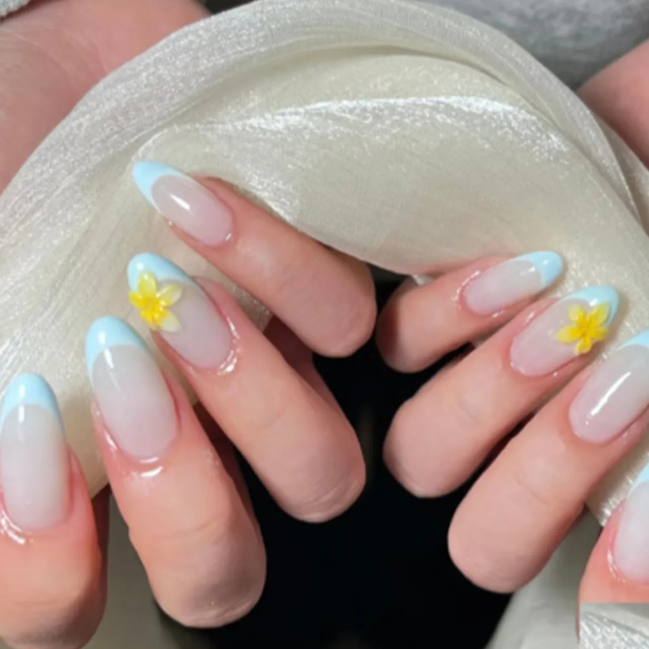 

Blue French 3D Yellow Flower Wearable Nail Art Summer Simple False Nails Detachable Finished Fake Nails Press on Nails with Glue
