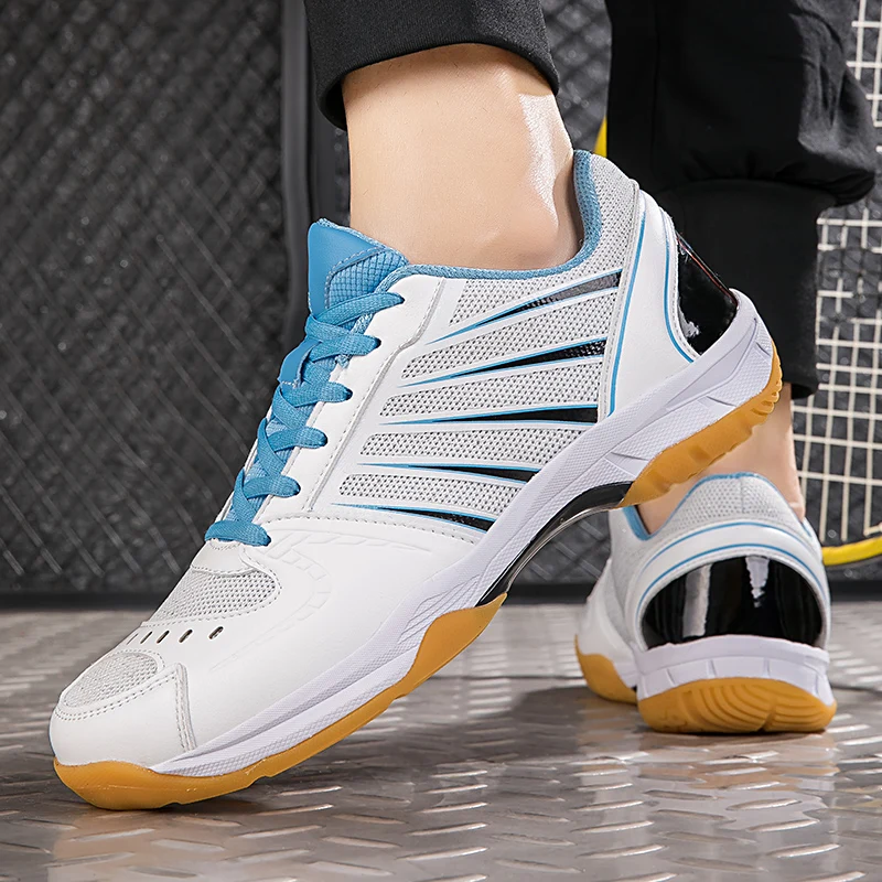 Sepatu kets olahraga tenis pria, sepatu Badminton profesional, sneaker berjalan Gym pasangan, sepatu voli pria, sepatu jala bernapas