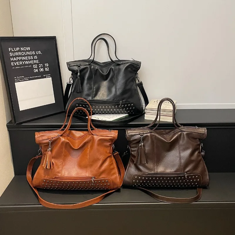 Damen-Handtasche mit Nieten- und Quastenverzierung, Weiche PU-Leder Schultertasche, Große Umhängetasche für den Alltag – Detail 4