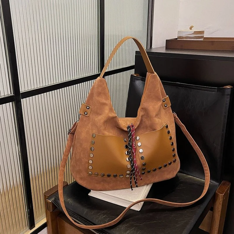 

Дизайнерская модная сумка через плечо для женщин. Стильная сумка-мессенджер с буквенным логотипом и большой вместительностью.