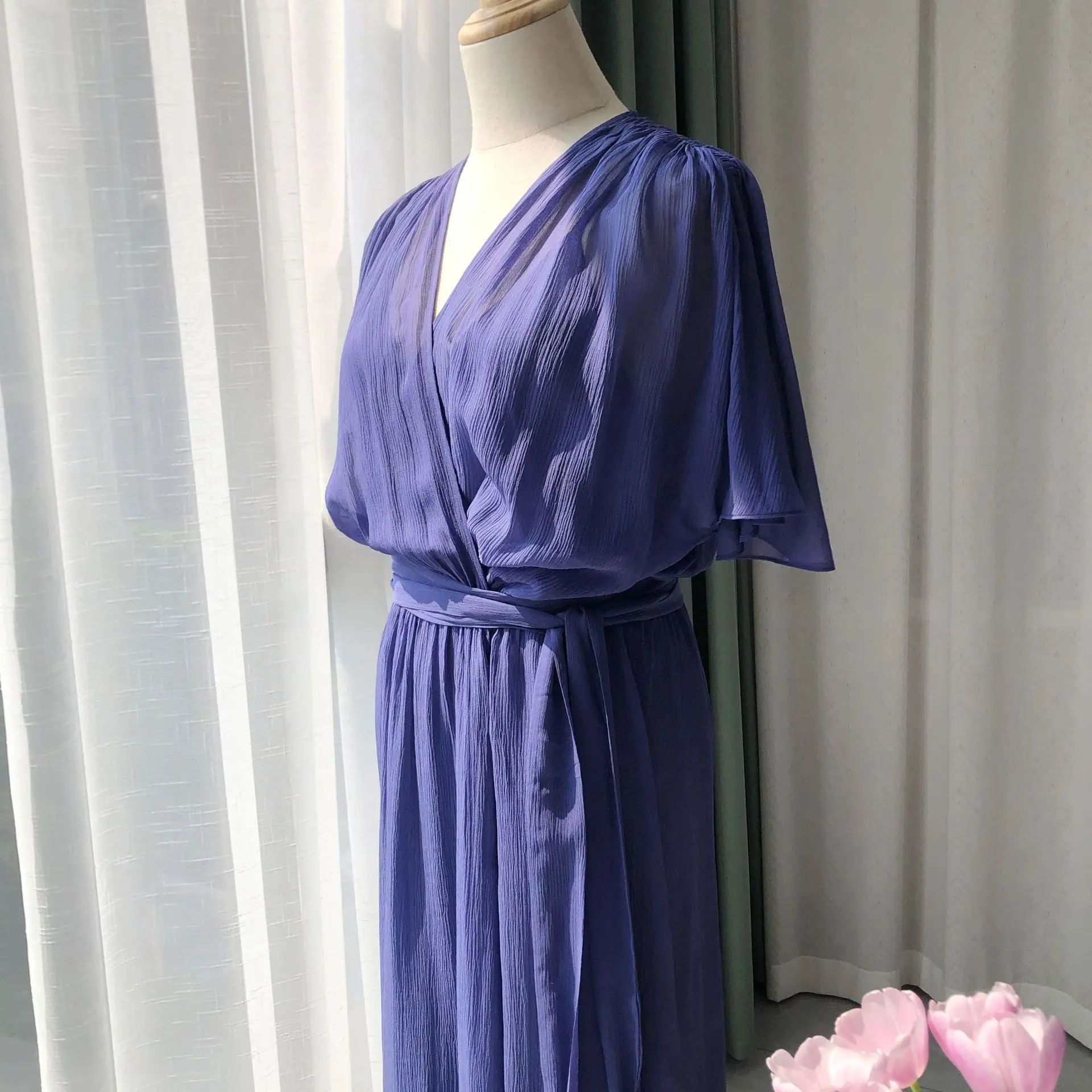 Rytm Przepływu · Elegancka i Odświeżająca Jedwabista Gładka Krepa Sukienka Grecka z Dekoltem w Serek i Krótkim Rękawem