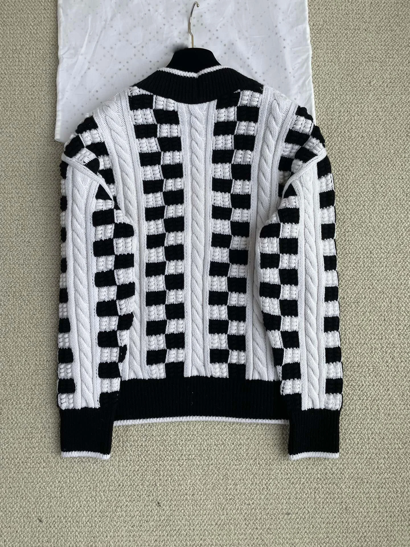 V-neck sweater in black and white