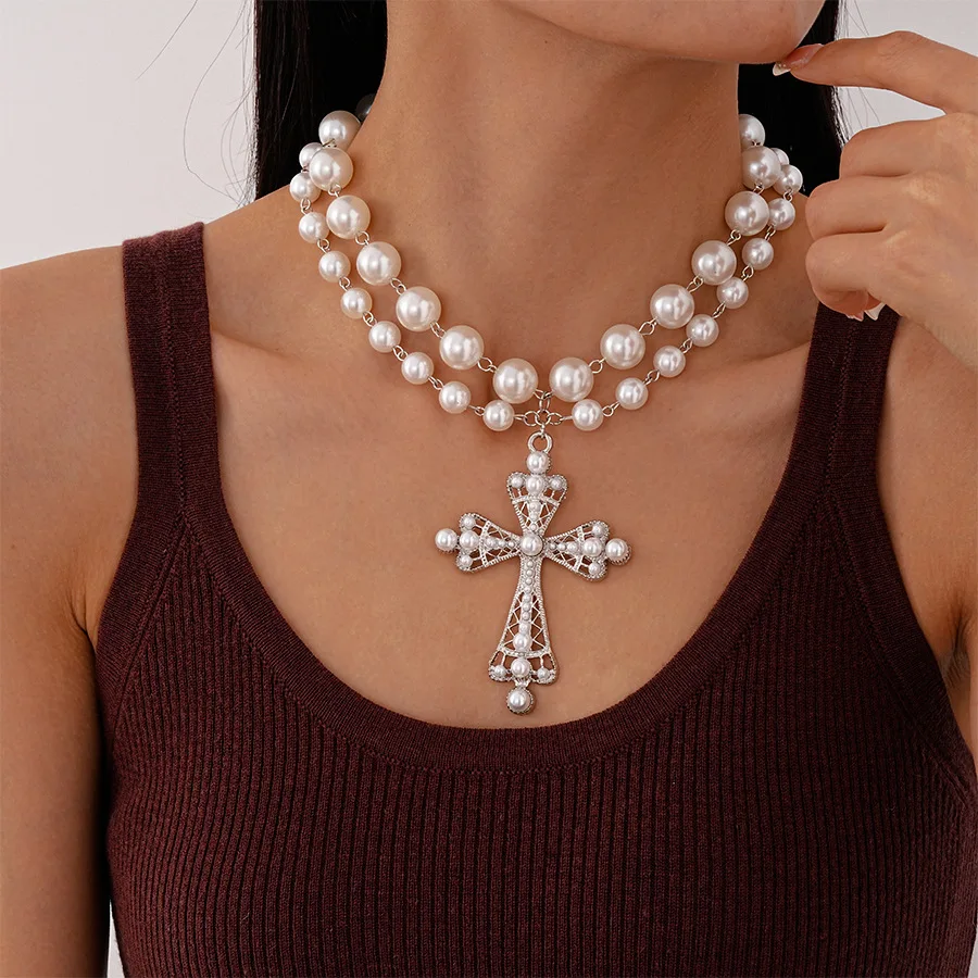2026 Multi Strand Pearl Choker With Central Crystal Brooch Luxurious Rhinestone Short Necklace Vintage Bridal Royal Style Choker