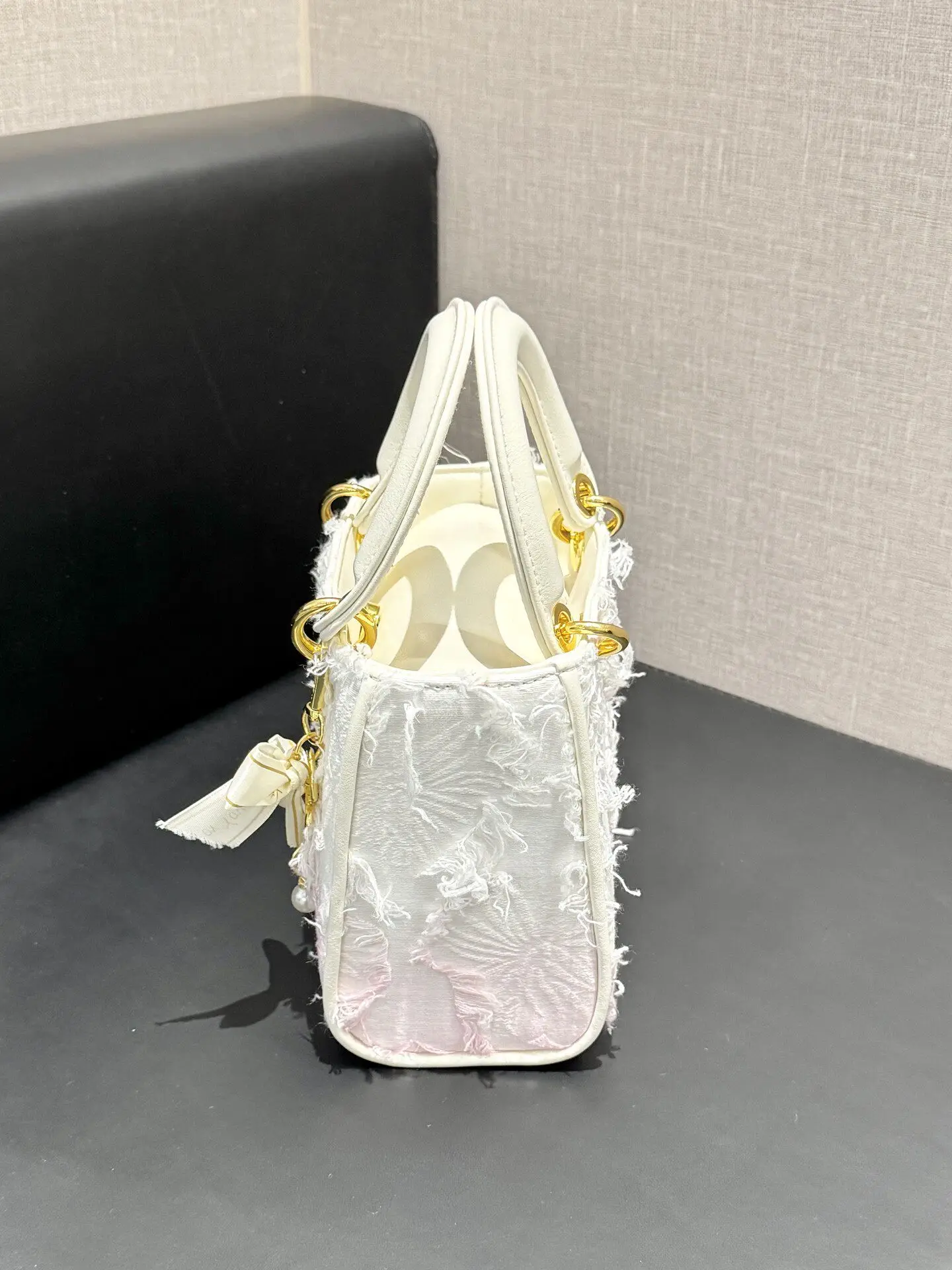 borsa-da-donna-amiciyah-con-design-a-nappine-nuova-collezione-2026-borsa-a-mano-e-a-spalla-in-pelle-stile-elegante-e-femminile