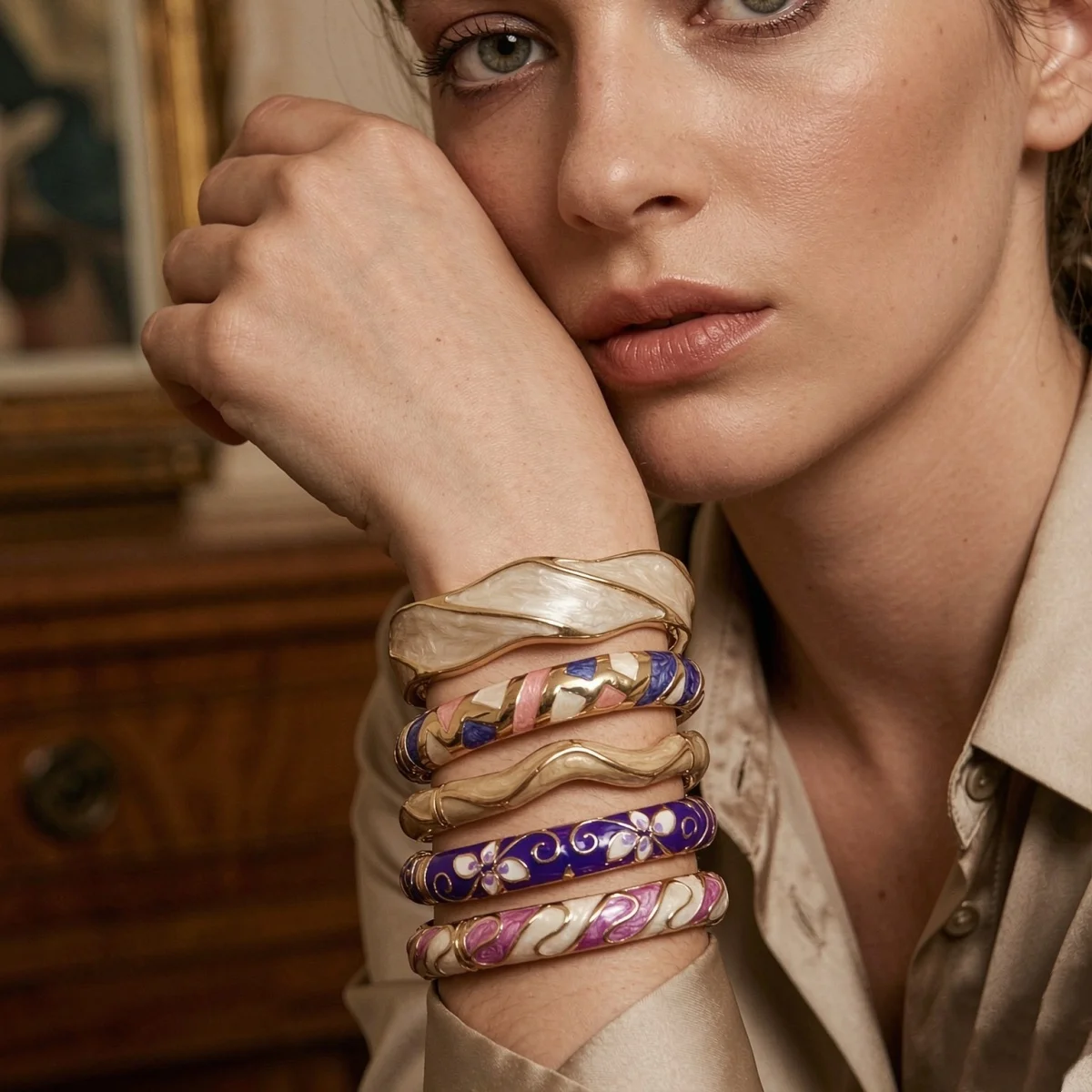 Retro-Ethno-Armband in Lila, Rosa und Weiß mit Emaille-Einsätzen für Damen und Herren, Geometrischer Statement-Armreif mit Blumenmuster – Detail 4