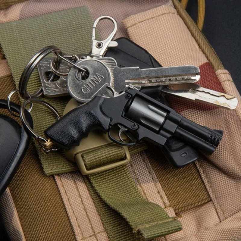 M500 mini revólver chaveiro armas modelo liga armas jogo periférico realista arma de brinquedo militar ao ar livre mochila pingente presente