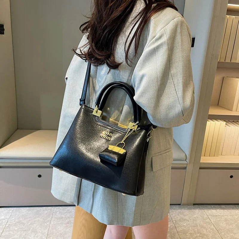 

Deluxe Women's Tote Bag Made Of Microfiber Leather Boasting Casual Paris Trendy Neat Spacious Daily Look​