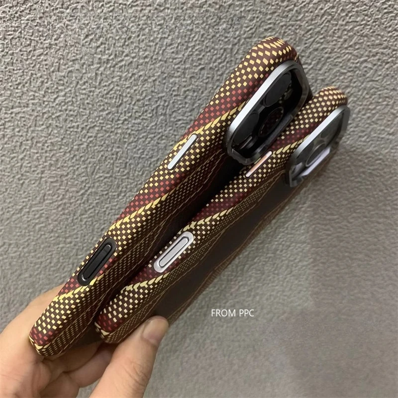 iPhone 17/16 Pro Max用 スネークプリント マグネット式ケースカバー MagSafe対応 カーボン調 ハードPC製 スマホケース カメラレンズフレーム保護付き