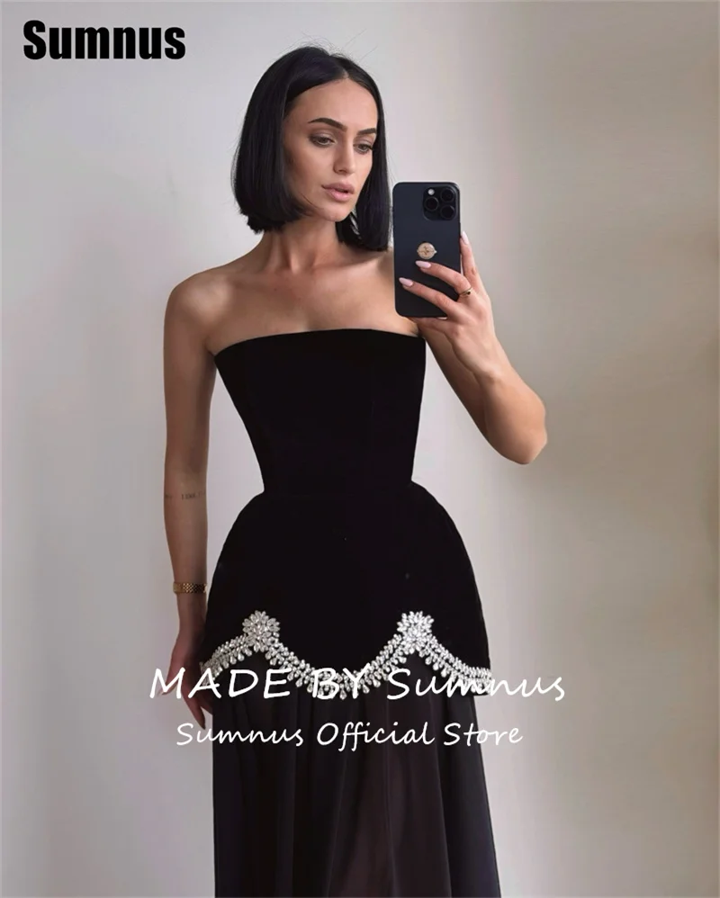 Sumnus Elegantes, schwarzes A-Linien-Abschlussballkleid, trägerlos, drapiert, mit Perlen verziert, ärmelloses Abendkleid فسات Varaquaة Maßgeschneidert