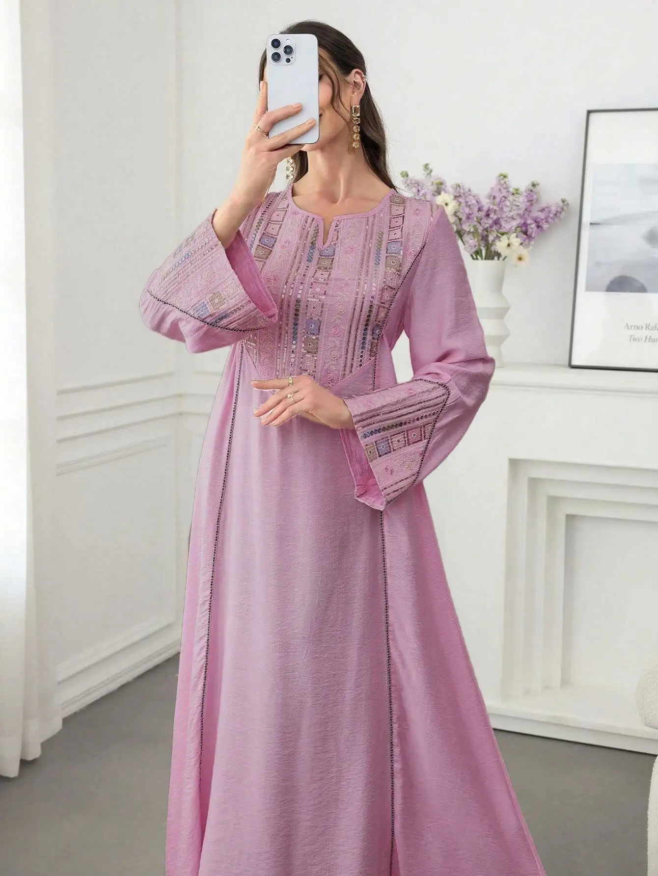 عباية أرجوانية فاتحة مستوحاة من دبي لعام 2025 بأنماط مطرزة معقدة على الياقة والأصفاد مثالية للمناسبات الثقافية العربية