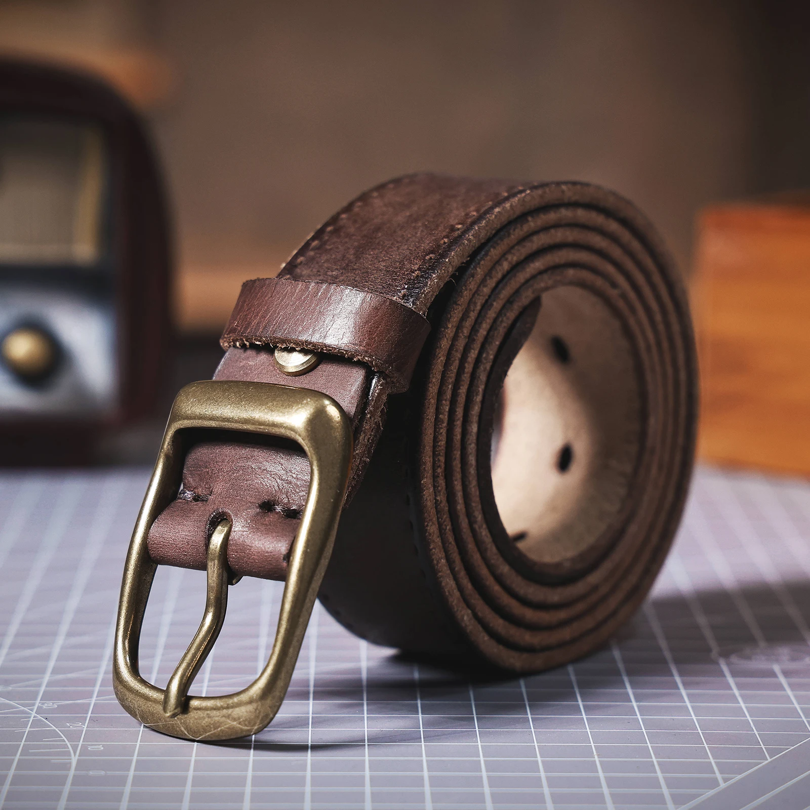 S.WORKER Vintage-Herren-Gürtel aus echtem Leder, Vollnarbenleder, lässiger, klassischer Jeansgürtel mit Messing-Dornschließe, Geschenkbox – Detail 10
