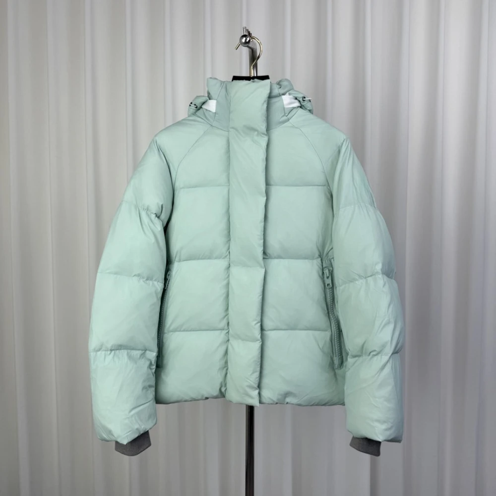 เสื้อแจ็คเก็ตดาวน์แบบลำลอง ดีไซน์หรูหราสำหรับผู้หญิง มีฮู้ดถอดได้ แบรนด์เนม แขนยาว อุ่นสบาย เสื้อโค้ทฤดูหนาว สไตล์ผู้หญิงสุดชิค เสื้อคลุมแฟชั่น 2025