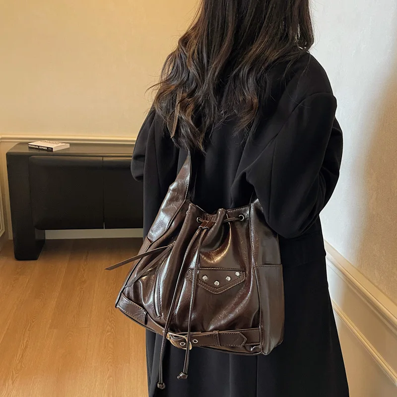 

Winter Popular Retro Large-capacity Bucket Bag Women's 2026 New Trendy Fashion Designer Tote Bag Large-capacity Messenger Bag