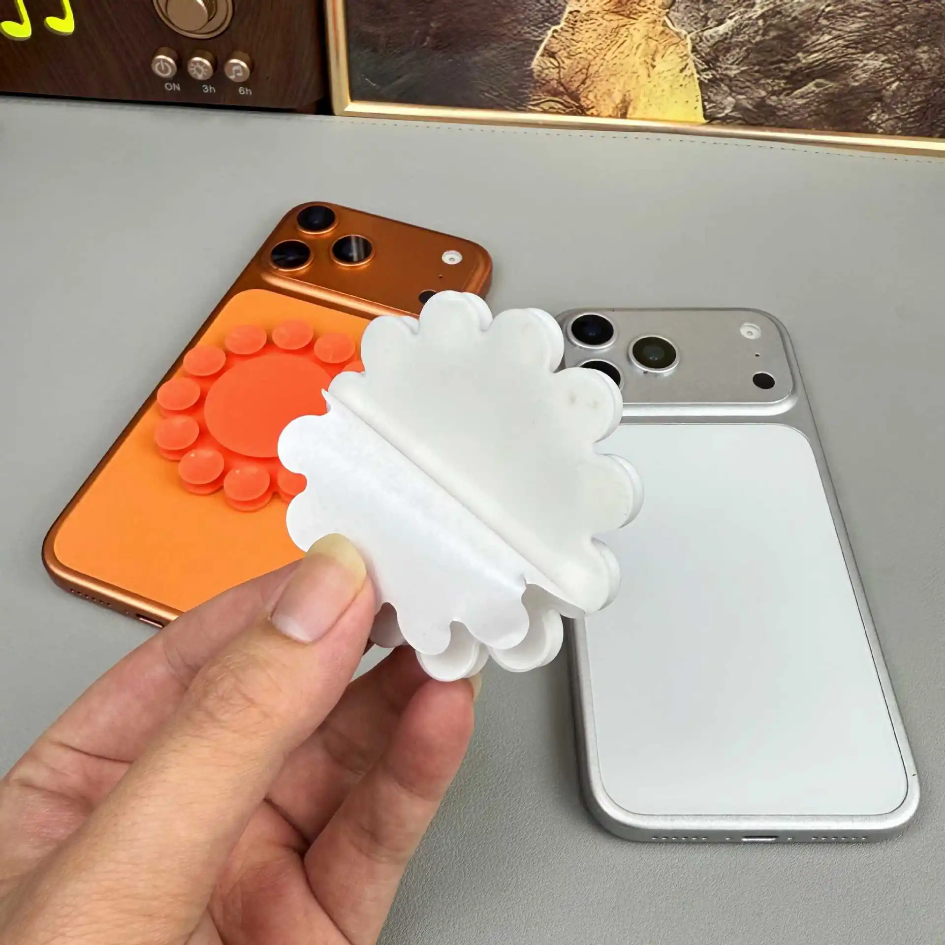 Sunflower suction cup mobile phone holder with anti-slip phone case, portable and movable vehicle suction cup sticker holder - Detail 1