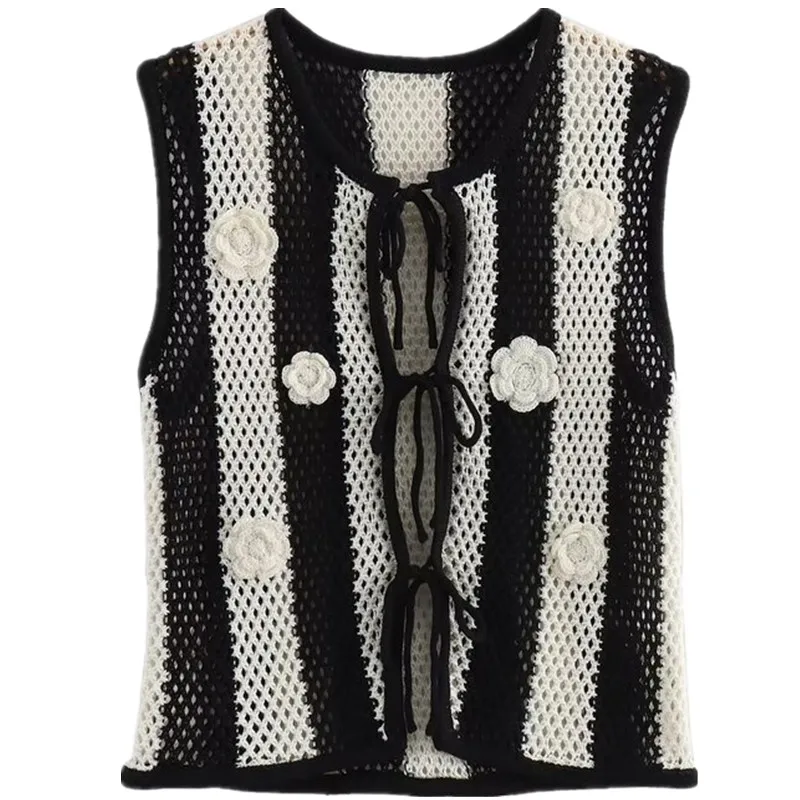 

2024 Autumn New Women's Design Sense Bla White Splicing Handmade Embroidery Belted Knitted Vest Faionable Commute Sle