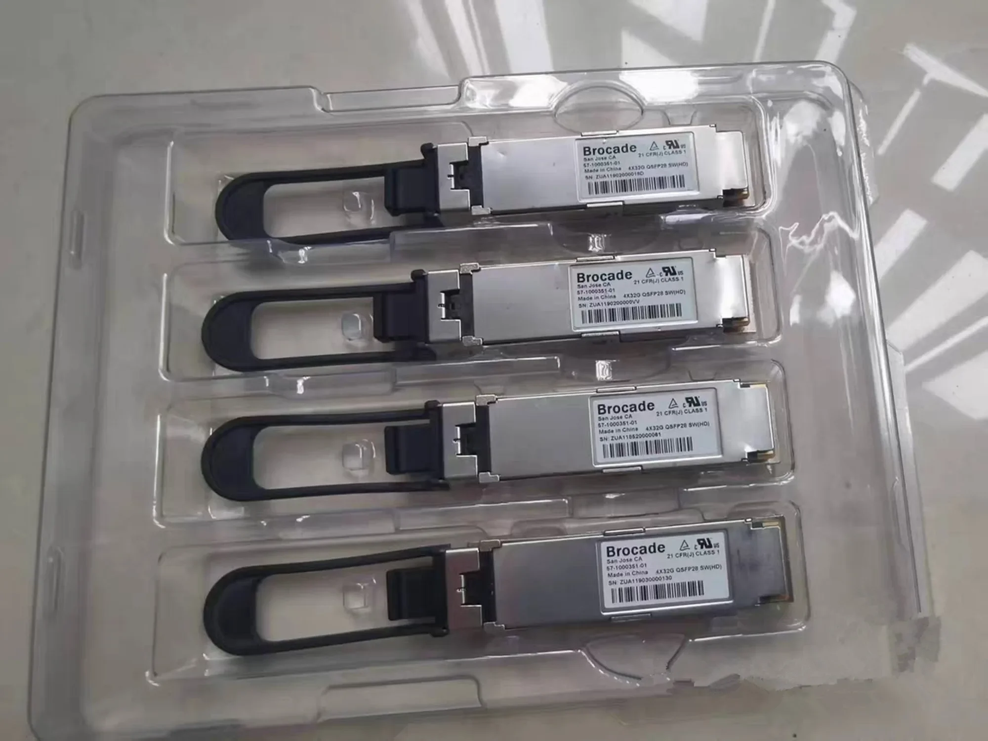 57-1000351-01 Brocade QSFP28 4x32G MPO Interface Fiber Optical transceiver 881754-001 128G QSFP Module 4