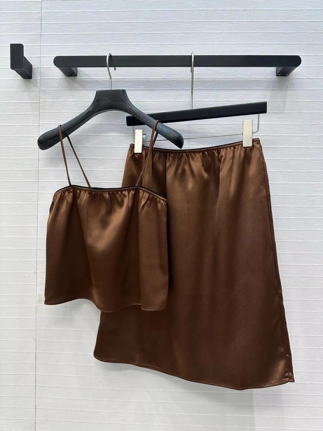 

Designer Brand New Fashionable Retro Letter Patch Short Tank Top+Skirt Set Silk Smooth Satin Comfortable Simple Style