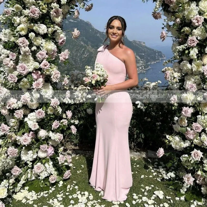 Robe de demoiselle d'honneur rose clair, asymétrique épaule dénudée avec jupe fendue, sirène longue en crêpe, robe d'invitées de mariage, robes de soirée formelles 2022