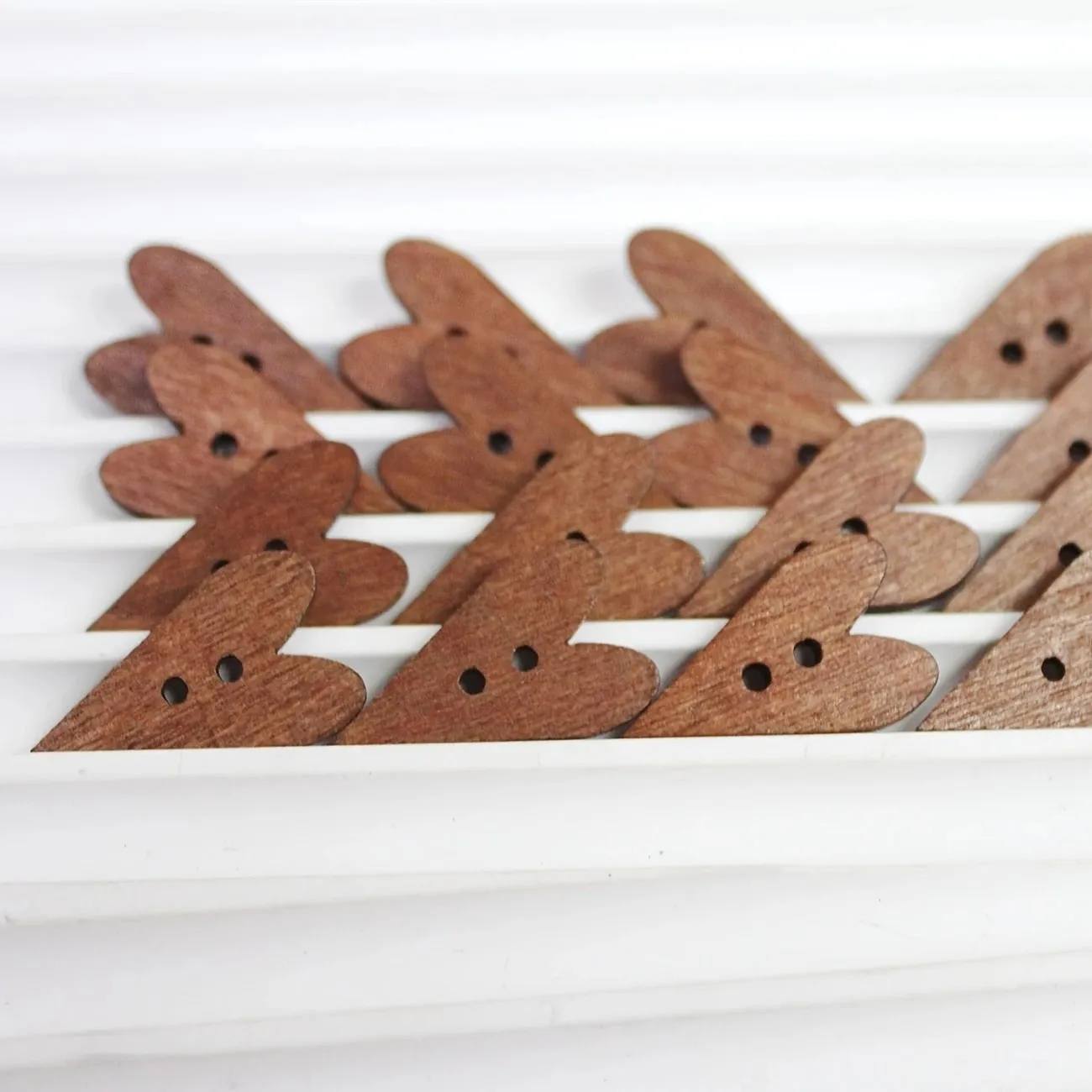 أزرار خشبية على شكل قلب 50 قطعة، أزرار خشبية بفتحتين للقهوة للحرف اليدوية والخياطة والتريكو والأوشحة والقبعات والمشروعات الفنية #3