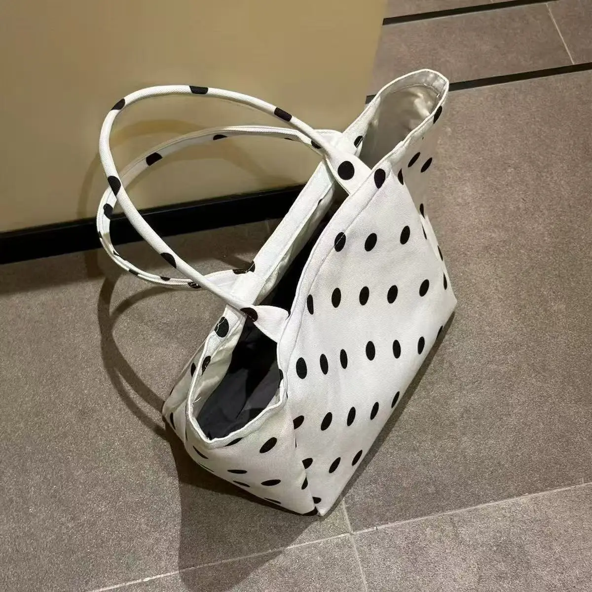 White Polka Dot Ladies Tote Bag Lazy Style Early Morning Commute Large Capacity Tote Bag Fashionable Match Single Shoulder Bag