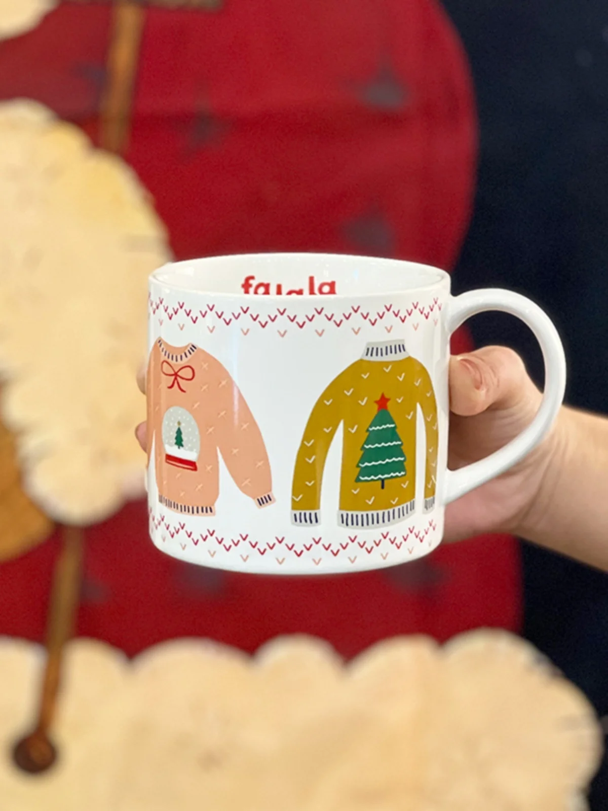 クリスマス雰囲気のセーター、セラミックカップ、可愛い女の子が水を飲む、お祝いの贈り物、10代の女の子の心、漫画アニメーションデザイン