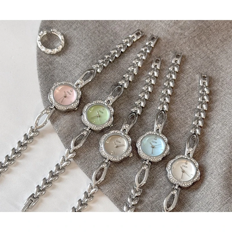 

Women's petal bracelet, simple design, waterproof quartz watch, fashionable hollow bracelet, exquisite women's watch