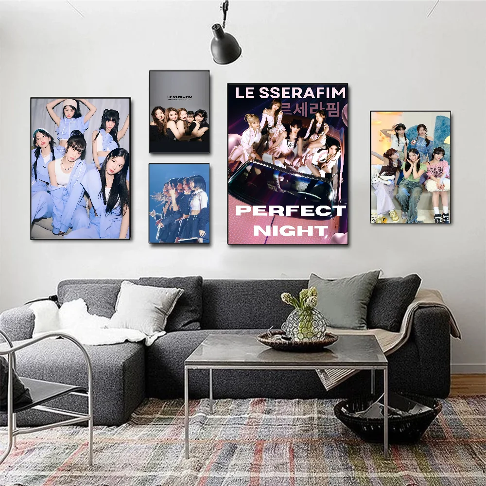 Gruppo di ragazze popolari coreane LE SSERAFIM Anime Poster Appiccicosi HD Qualità Poster Wall Art Painting Studio Decorazione della parete