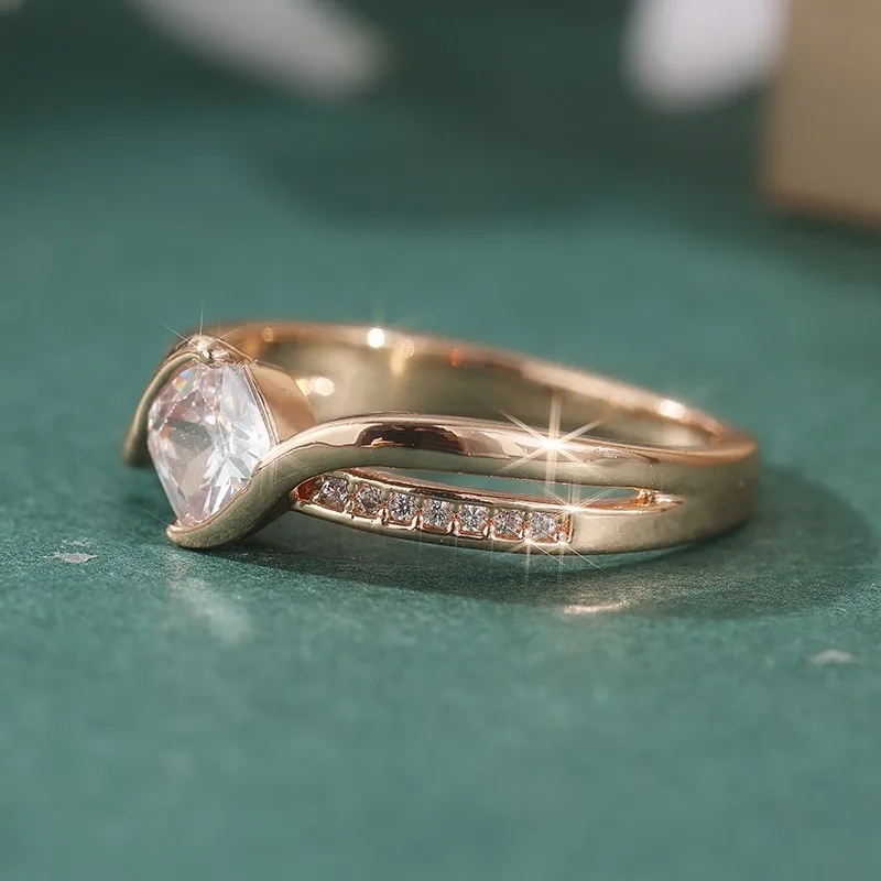 Wunderschöner goldfarbener, mit weißen CZ-Steinen besetzter Damenring, geometrischer Schmuck für den täglichen Gebrauch, Partyschmuck – Detail 2