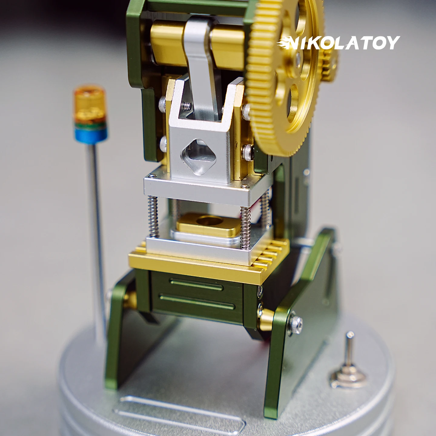 تمثال نموذج كهربائي لآلة اللكم المصغرة