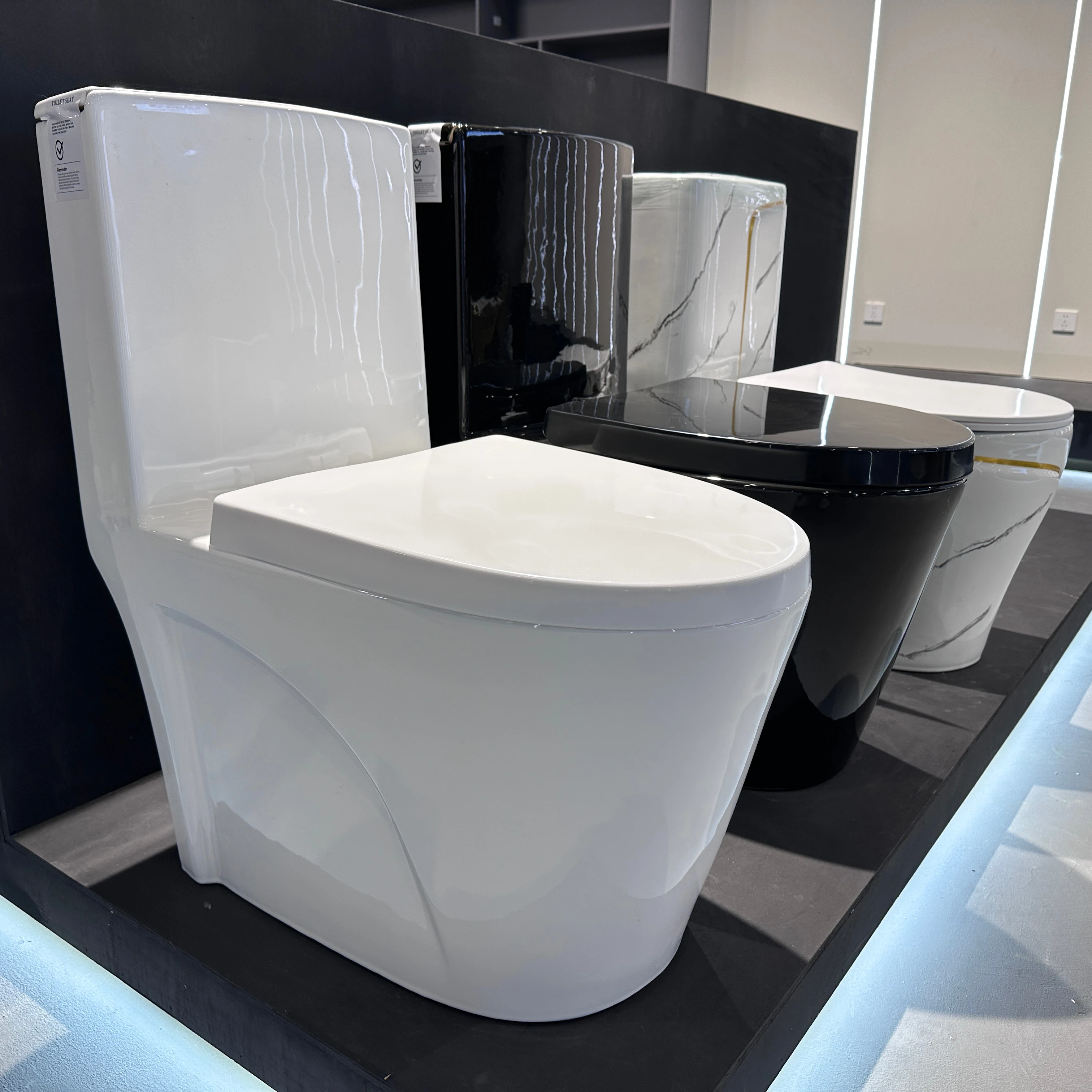 

Modern Design Odor-Proof Large Flush Toilet Silent Water-Saving One-Piece Ceramic Structure for Household Villa Hotel Use