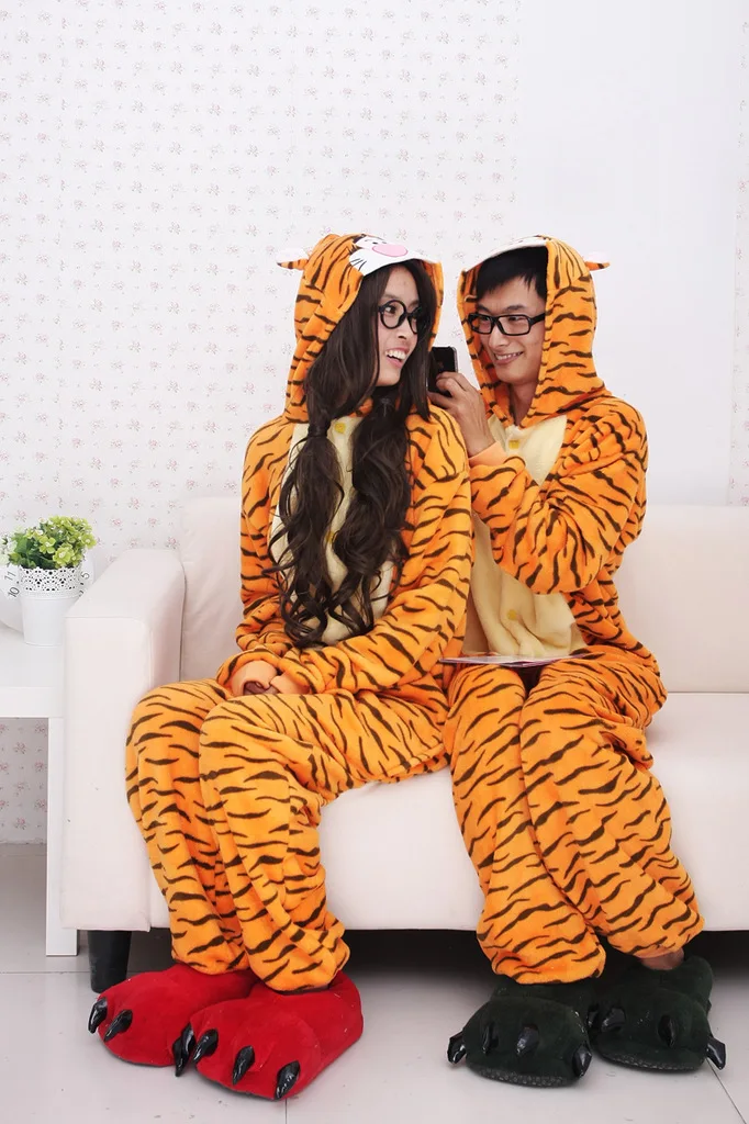 Winnie The Pooh and The blustery Day Jumping tigger kigurumi ชุดนอนฤดูหนาวผ้าสักหลาดผู้ใหญ่ใช้ได้ทั้งชายและหญิงการ์ตูนชุดคอสเพลย์ผู้หญิง