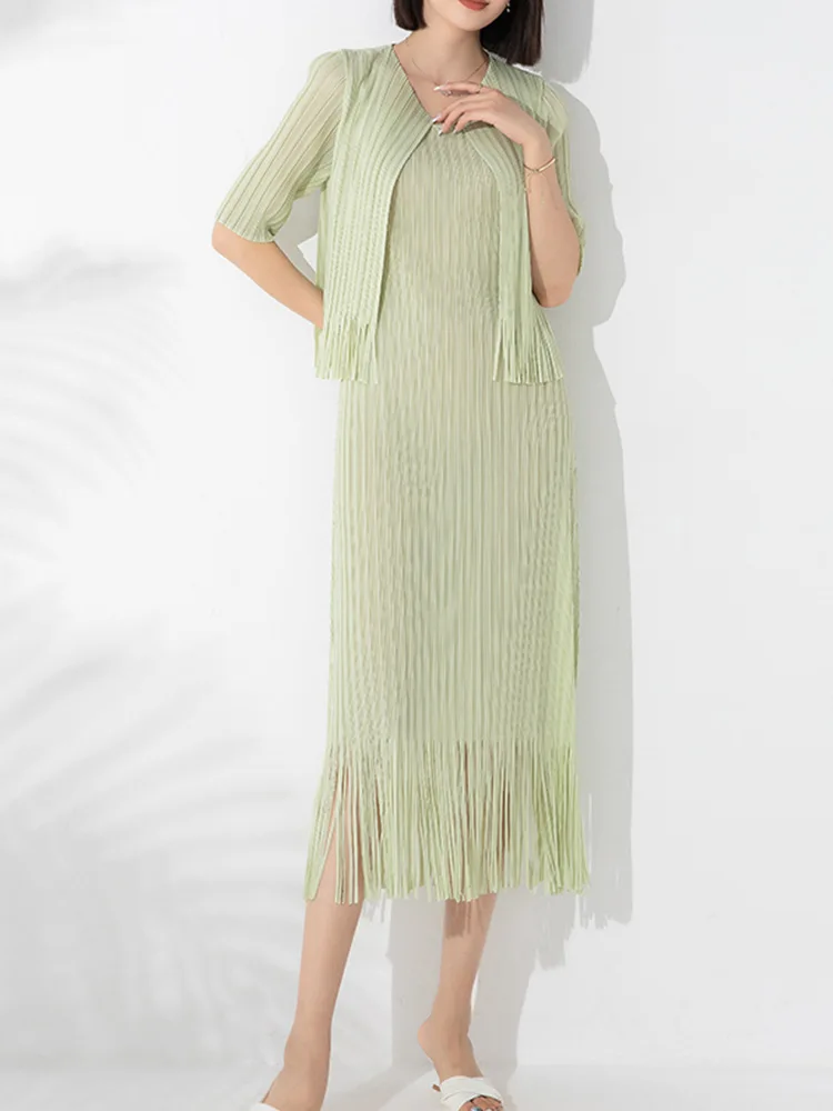 

Fashionable pleated temperament oversized cardigan tassel top outer drape and inner drawstring dress two-piece set[20230306]