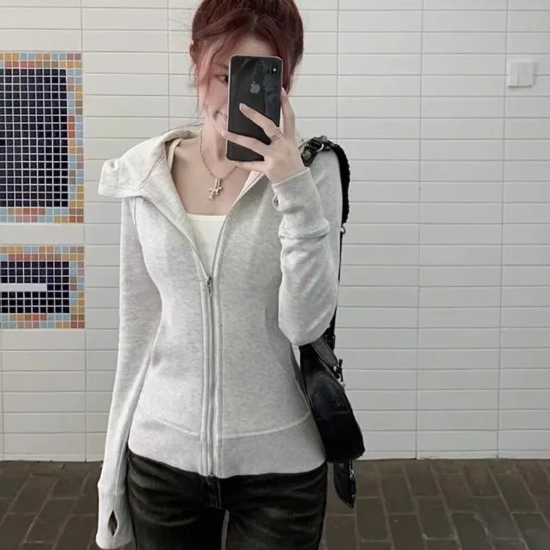 

Серая короткая толстовка с капюшоном и молнией для женщин; приталенный топ на весну и осень