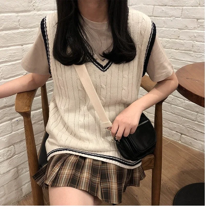 Autumn Winter Preppy Style V-neck Knitted Sleeveless Vest Sweater 2024 Women Slim Warm Korean Pullover Vest Twist Stripe Sweater