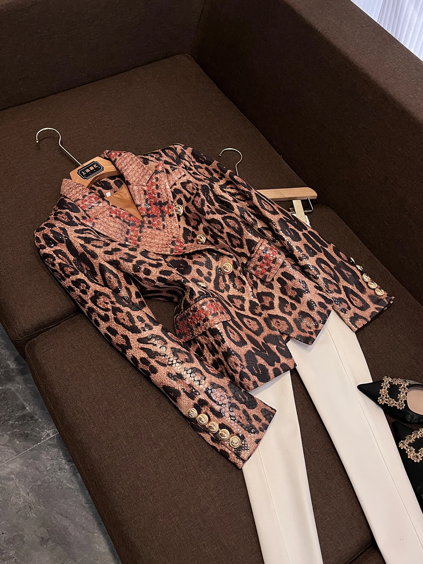 

Женский пиджак с леопардовым принтом, длинный рукав, приталенный крой, для офиса, модный ретро-стиль, B895, двубортный, с декоративными элементами