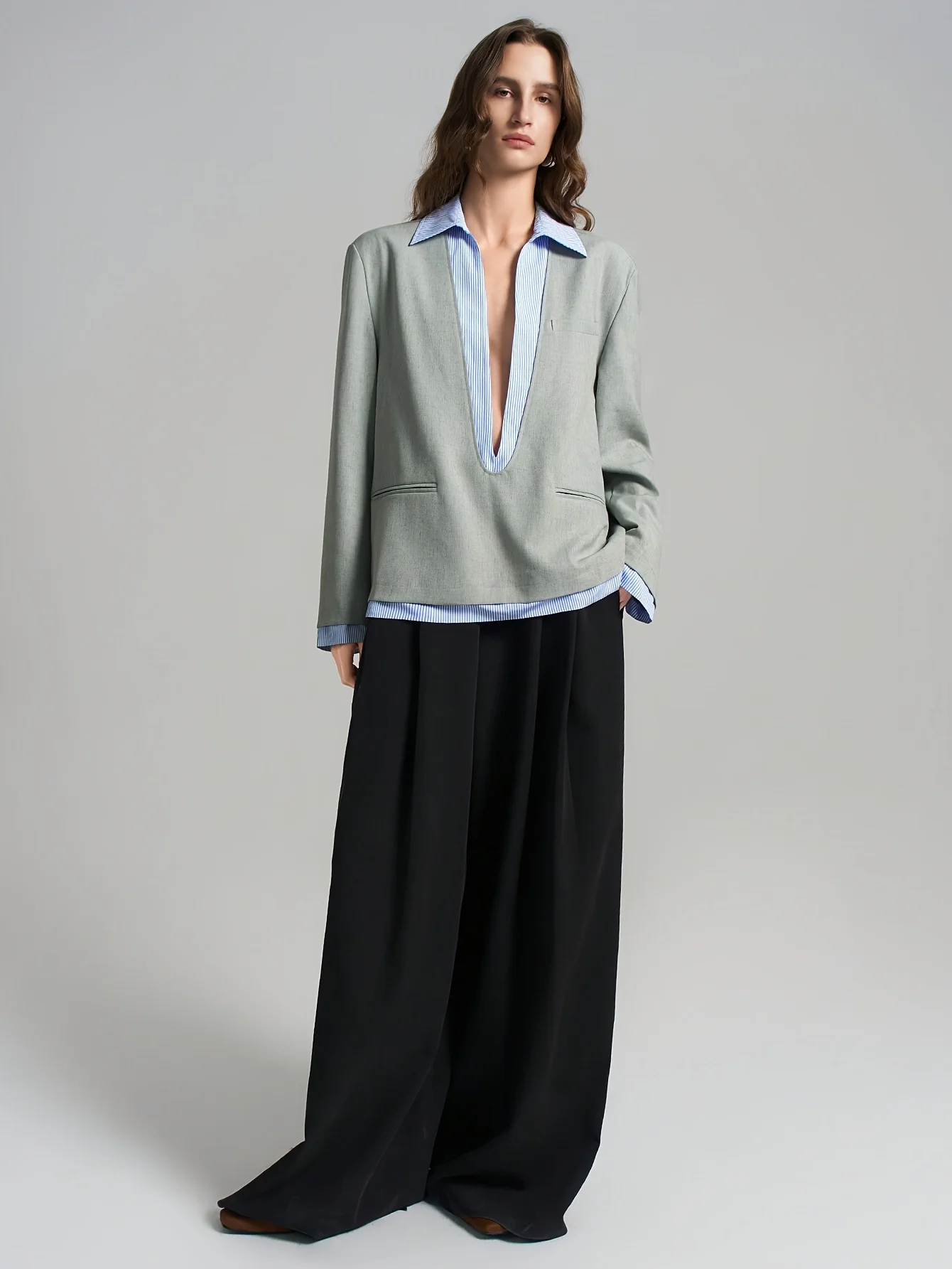 レディース グレー ブレザー 2ピースセット ストライプシャツ レイヤード ワイドレッグ ブラックパンツ カジュアル オフィスコーデ