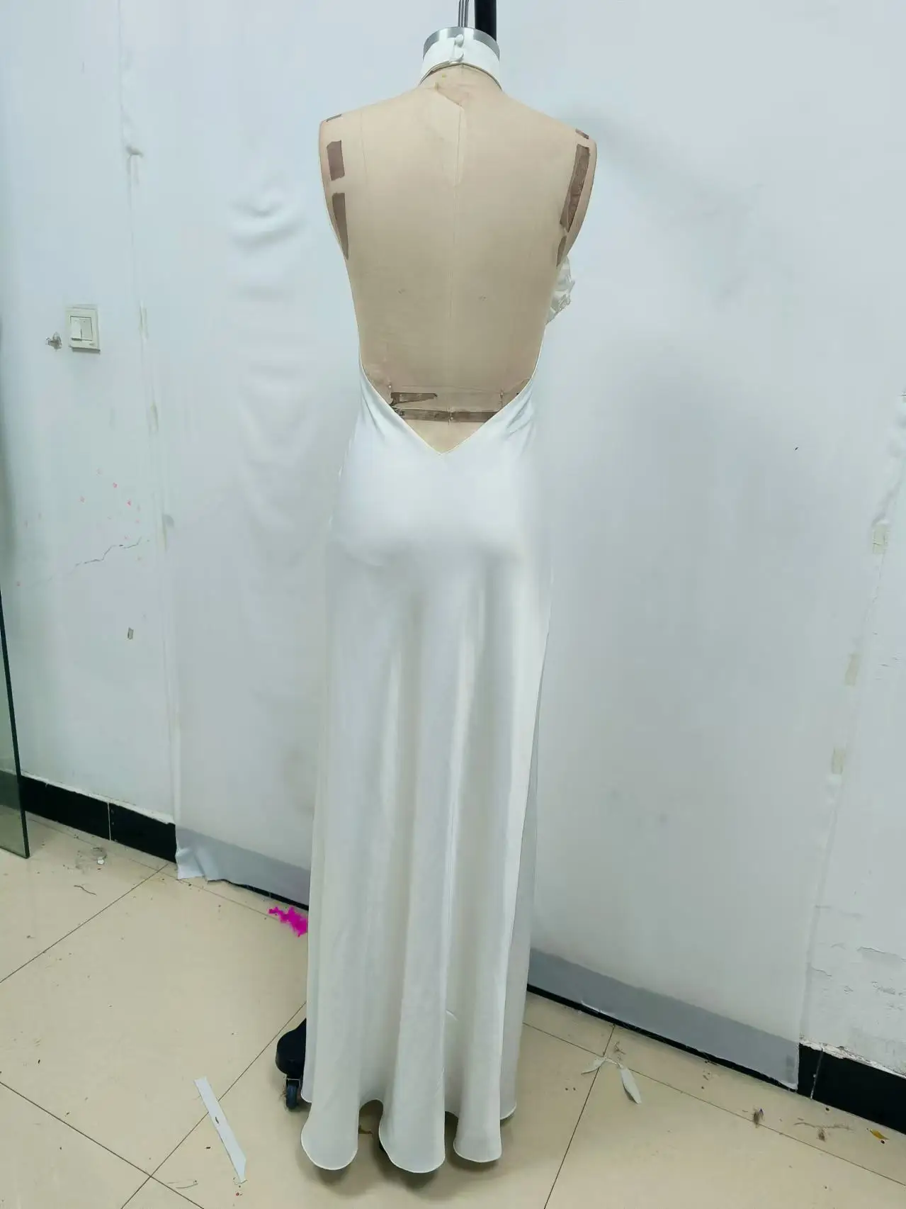 Elegant White Floral - Embellished Halter Backless Long Dress Sleeveless Upscale Evening Events Wedding Gown