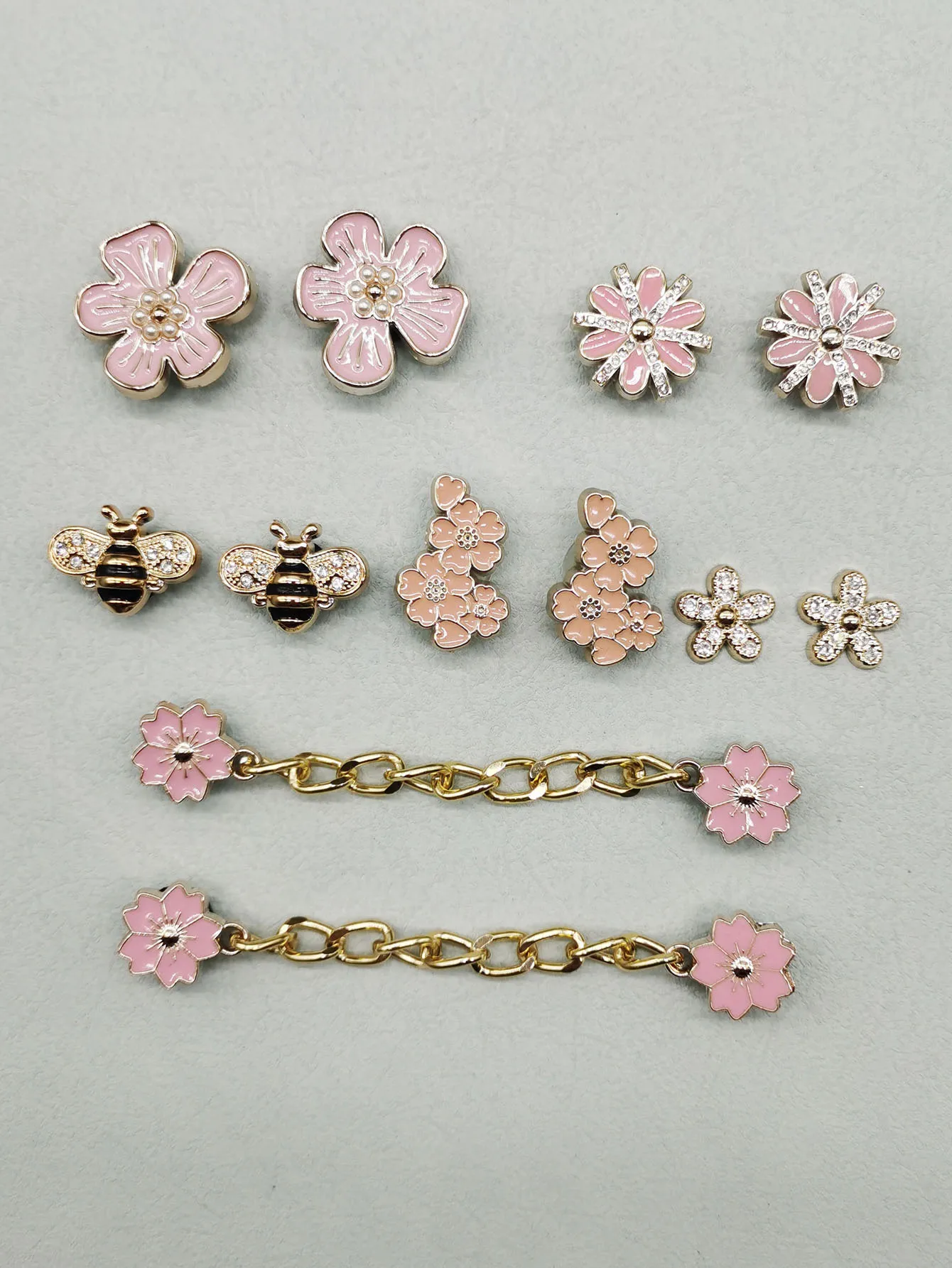 12 Stück Barock-Stil Ketten Schuh-Charms DIY Zubehör Glitzernde Bienen-Clogs Schuhschnallen Dekorationen Abnehmbare Blumen Schuhclips – Detail 7
