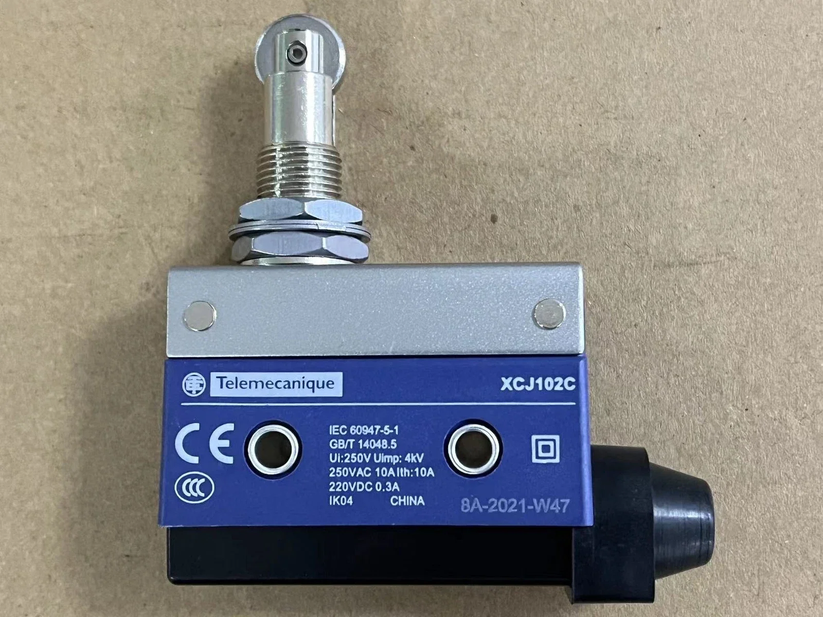 

XCJ102C Steel roller plunger, horizontal actuation