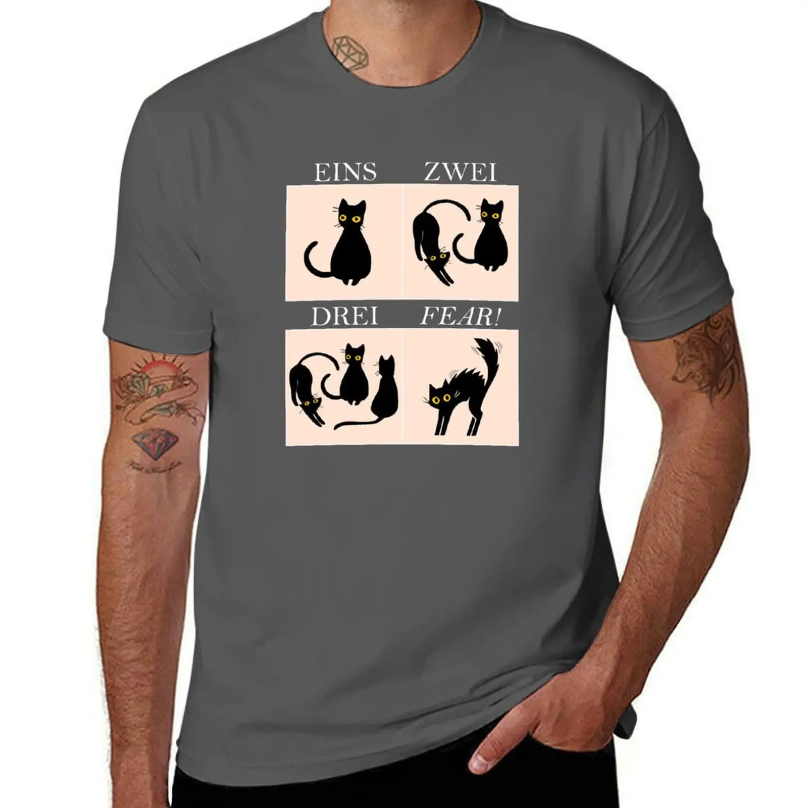 Camiseta de algodón básico que no se encoge con estampado de gato FEAR (fondo oscuro) - Aprende el alemán con Fear: Eins, Zwei, Drei