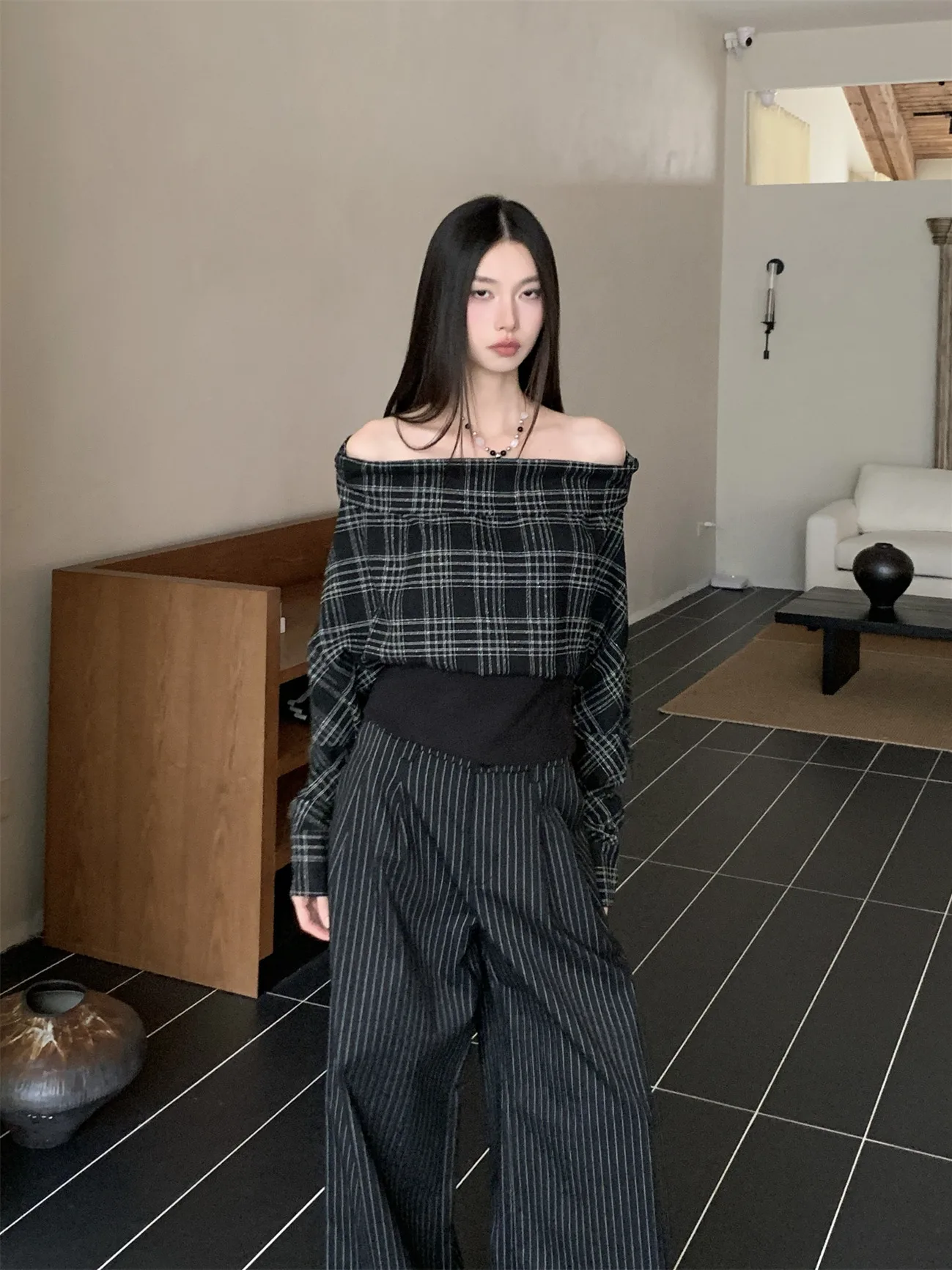 

Mipai Early Autumn Lazy Style Simple Black White Color Block Design Plaid One Shoulder Waist in Long Sleeve Women's Top